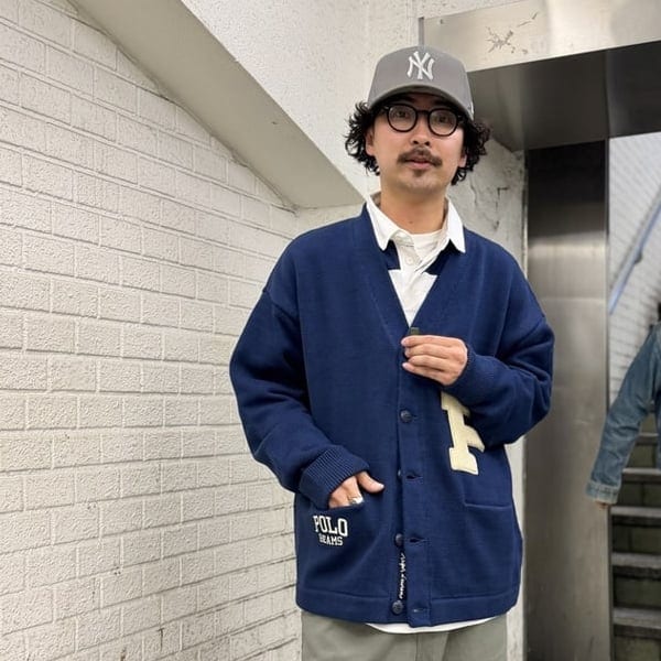 XXL着用【滑らか過ぎる着心地？】〈POLO RALPH LAUREN〉のカーディガンタイプって自分の印象ではウールが強かったのですが、こちらは羽織ってビックリしました、、、コットン素材で非常に滑らかな着心地なのでTシャツの上にさっと羽織っても気持ち良いんです！個人的にレタードっぽい雰囲気は好きなので、アメカジ好きにはたまらないのでは？今まで別注を幾度と行ってきましたが今回初となる型なので要チェックですよ〜！僕は185cm75kgです！【お気に入り♡+】を押すと