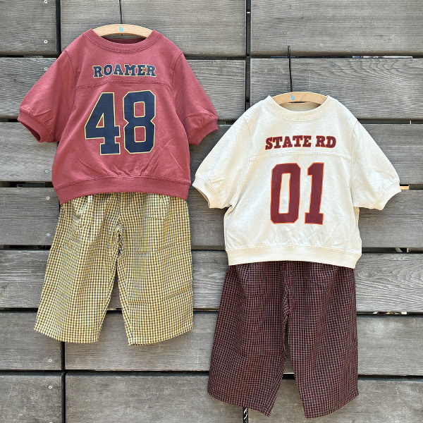 ＜こども ビームス＞早くも新規アイテム入荷してまいりました♪サラッとしたコットンのナンバリングTシャツにサッカー生地のコットンパンツは夏でも涼しくはいてもらえそうです☆