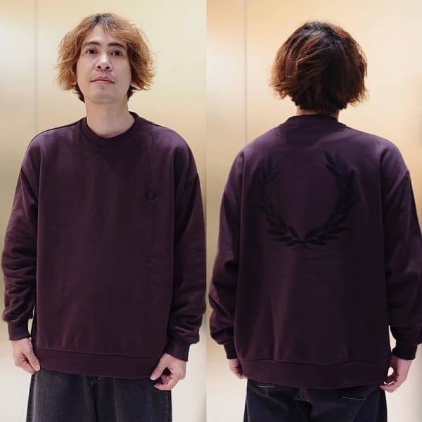 【172cm Sサイズ着用】〈FRED PERRY〉別注のエンブロイダリー クルーネック スウェット。背中のローレルリース刺繍がインパクト抜群です。落ち着いたカラーリングとフロントはシンプルなデザインで、メインからインナーまで幅広く合わせていただけます。〈BEAMS〉らしいオーバーサイズなシルエットも◎【♡+お気に入り】を押していただくと、アイテムを見返しやすくなります。是非ご利用ください！