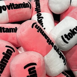 BEAMS T（ビームスT）tokyovitamin × BEAMS T / 別注 Pill Cushion