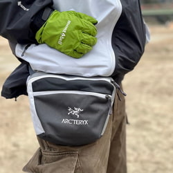 BEAMS（ビームス）ARC'TERYX × BEAMS / 別注 Wabi-Sabi Mantis 2 Waistpack（バッグ  ウエストバッグ）通販｜BEAMS