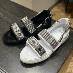TOGA PULLA》必見!TOGAの大人気メタルバックルレザーシューズ