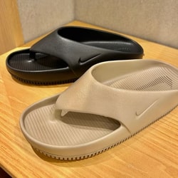 BEAMS（ビームス）NIKE / Calm Flip Flop KHAKI/KHAKI（シューズ