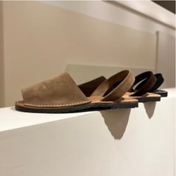 PENELOPE〉suede menorca sandals｜ビームスF