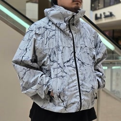 BEAMS (BEAMS) Water-repellent all-over print zip-up hoodie