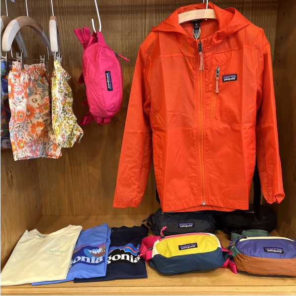 今年も来ました〜【patagonia（パタゴニア）】！ベビーサイズのウェアから、大人も使えるミニヒップパックまで、豊富なラインナップでお待ちしております。ジェンダーレスデザインが秀逸で、選択肢が広いのも嬉しいです。