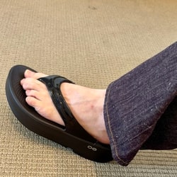 新品★OOFOS OOmega EXCLUSIVE 26cm ビームス　黒 OOFOS - 新品☆OOFOS OOmega EXCLUSIVE 26cm ビームス 黒の通販 by