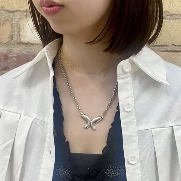 【Otro Accesorio/紹介❹】今回は蝶々型のネックレスを紹介！期間中様々な種類をご紹介しようと思ってるので、是非他の投稿もご覧いただければと思います(^^)♪ <br>《サイズ感》他の同ブランドネックレスに比べると小さめなチャーム、チェーンは太めです。長さは1番短くつけてこれくらい。長めの作りです。《他デザイン等》シンプルながらパーツは大きく存在感のあるデザイン。重ね付けも可愛いのでオススメ。<br>《気になった方はお気に入りにご登録いただくと、後から見返しやすくなります♡》