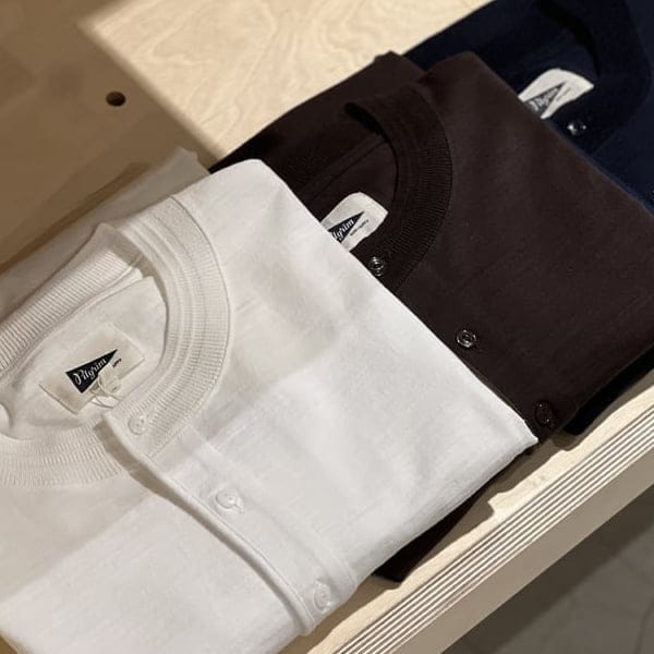 Pilgrim Surf＋SupplyからヘンリーネックTシャツが登場。ベーシックな3カラー展開に、かなり着心地の良い1着。1枚でももちろん、シャツのレイヤードなんかには持ってこいのアイテムです。