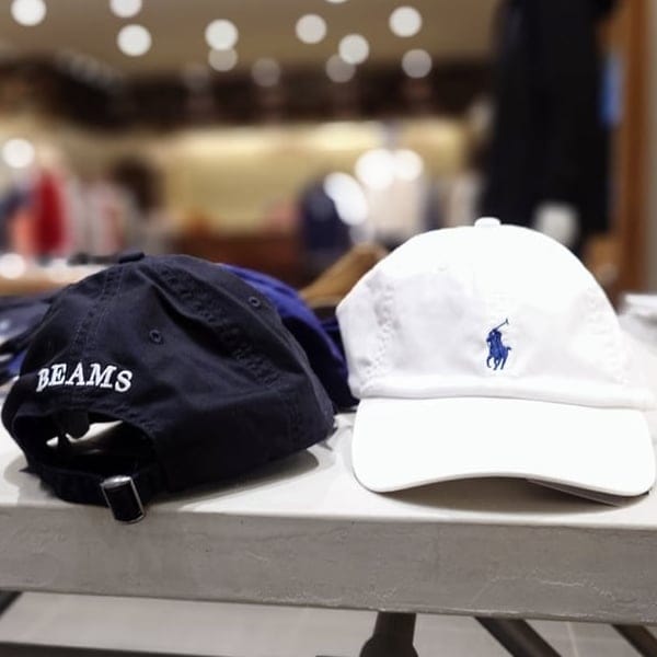 【本日発売】〈POLO RALPH LAUREN〉別注のCHINO Capです。なんと背面に〈BEAMS〉の刺繍が入っております。スペシャルなアイテムなので、夏のスタイリングに是非。【♡+お気に入り】を押していただくと、アイテムを見返しやすくなります。是非ご利用ください！