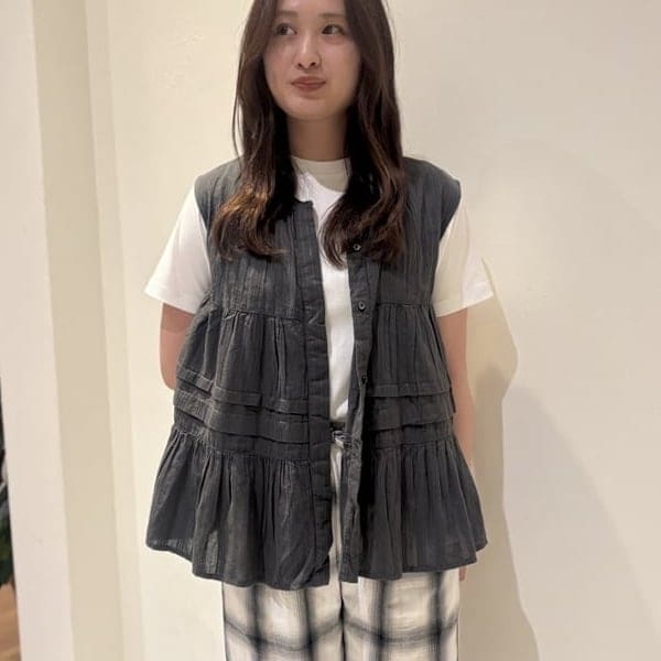 【りんのポイント♪】⚫︎162cm Sサイズ着用⚫︎毎年大好評！！前後2wayのティアードブラウスのご紹介。今回はシンプルなTシャツにジレとして着用してみました〜^ ^暑い日は1枚でも◎ 「♡+」このマークを押して頂くと気になった商品が見返し易くなります☺︎ぜひご活用ください☺︎