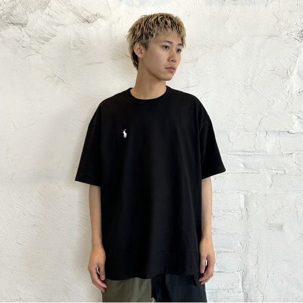 【第14弾目！POLO別注Tシャツ！】両者の個性が融合したスペシャルコレクション！90年代の雰囲気を纏うリラックス感溢れるビッグフィットで製作！インラインには存在しないポロポニー刺繍を右胸に配したエクスクルーシブデザイン！！ラベルにも注目です！大きめのサイジングで今回は身長170㎝、L sizeを着用しています！ショーツに合わせるならこのくらい野暮ったくてもかっこいいです＾＾是非！！【♡+お気に入り】を押して頂くと、アイテムを見返しやすくなりますので是非ご活用ください！