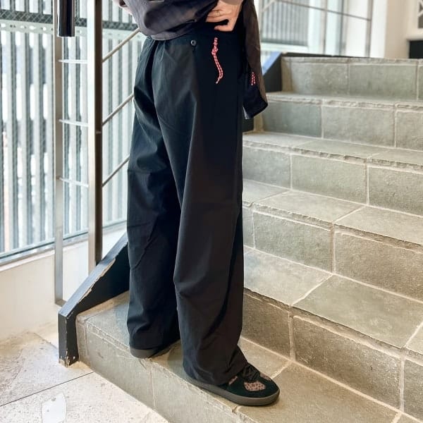 【イケメン女子にオススメ】メンズで展開中の〈BEAMSJ APAN〉オリジナルの涼しくて快適パンツ！程よく太さがあってメンズライクにまとまります。軽くて涼しくて、真夏にも良さそうです。私は子供と過ごす休みの日にも履いてますよー