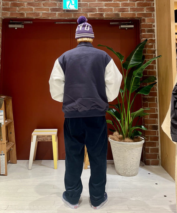 新里 京介さんの「BEAMS WOMEN｜BEAMS PLUS / 2プリーツ コーデュロイ トラウザーズ」を使ったコーディネート