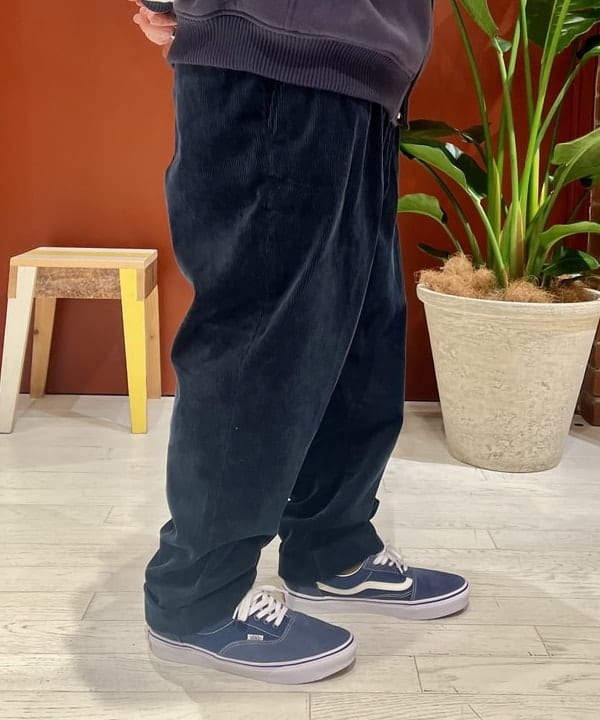 新里 京介さんの「BEAMS WOMEN｜BEAMS PLUS / 2プリーツ コーデュロイ トラウザーズ」を使ったコーディネート