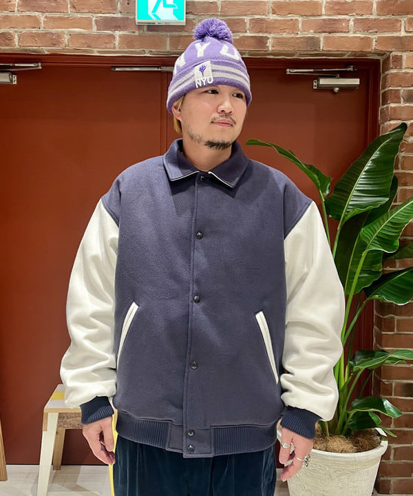 新里 京介さんの「BEAMS WOMEN｜BEAMS PLUS / 2プリーツ コーデュロイ トラウザーズ」を使ったコーディネート