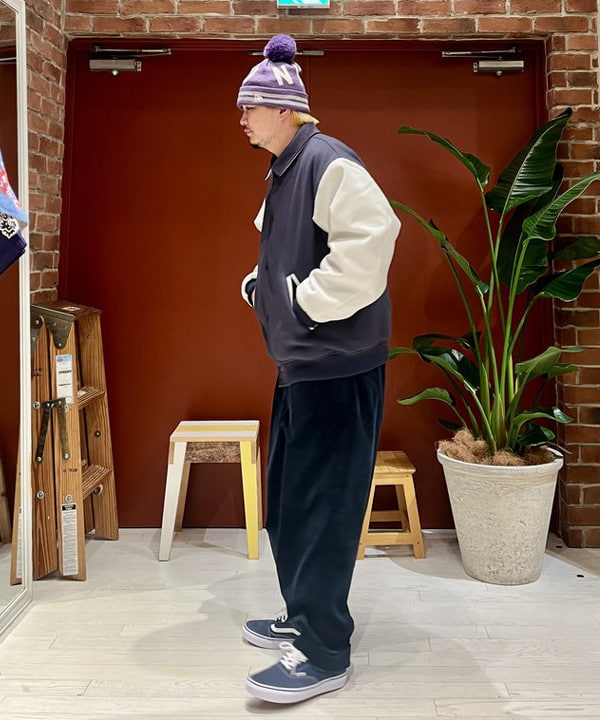 新里 京介さんの「BEAMS WOMEN｜BEAMS PLUS / 2プリーツ コーデュロイ トラウザーズ」を使ったコーディネート