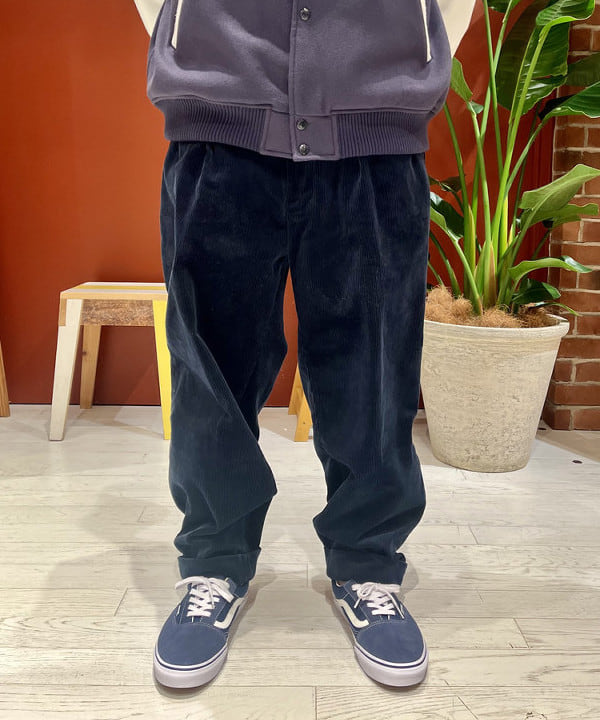 新里 京介さんの「BEAMS WOMEN｜BEAMS PLUS / 2プリーツ コーデュロイ トラウザーズ」を使ったコーディネート