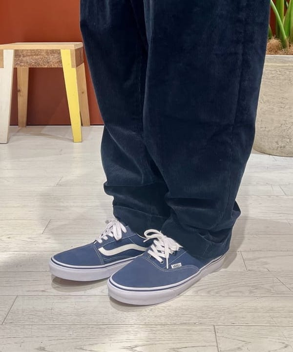 新里 京介さんの「BEAMS WOMEN｜BEAMS PLUS / 2プリーツ コーデュロイ トラウザーズ」を使ったコーディネート