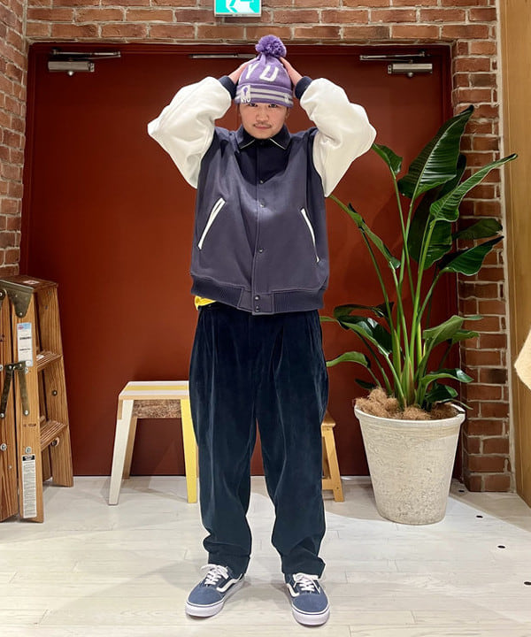 新里 京介さんの「BEAMS WOMEN｜BEAMS PLUS / 2プリーツ コーデュロイ トラウザーズ」を使ったコーディネート