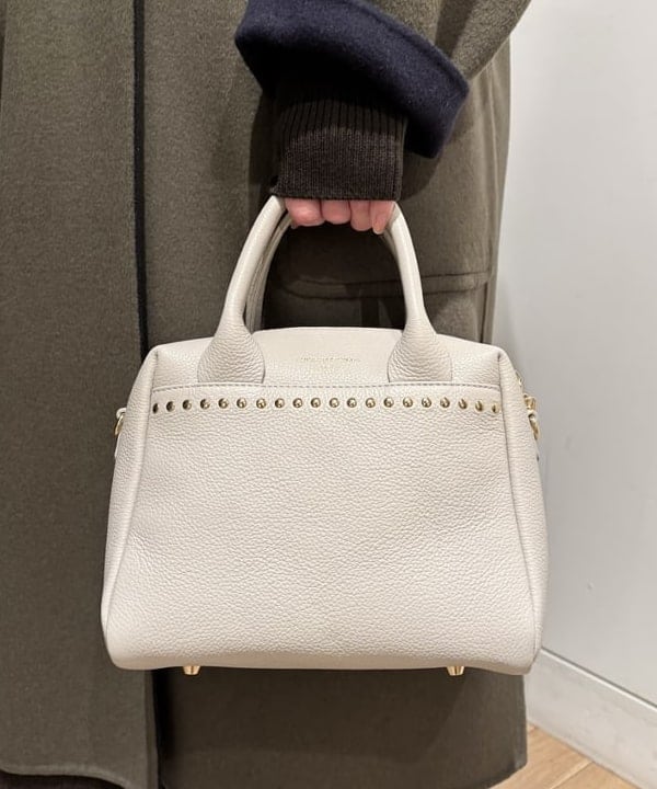 makita mikaさんの「BEAMS WOMEN｜CHRISTIAN VILLA / 別注 スタッズ ボストンバッグ」を使ったコーディネート