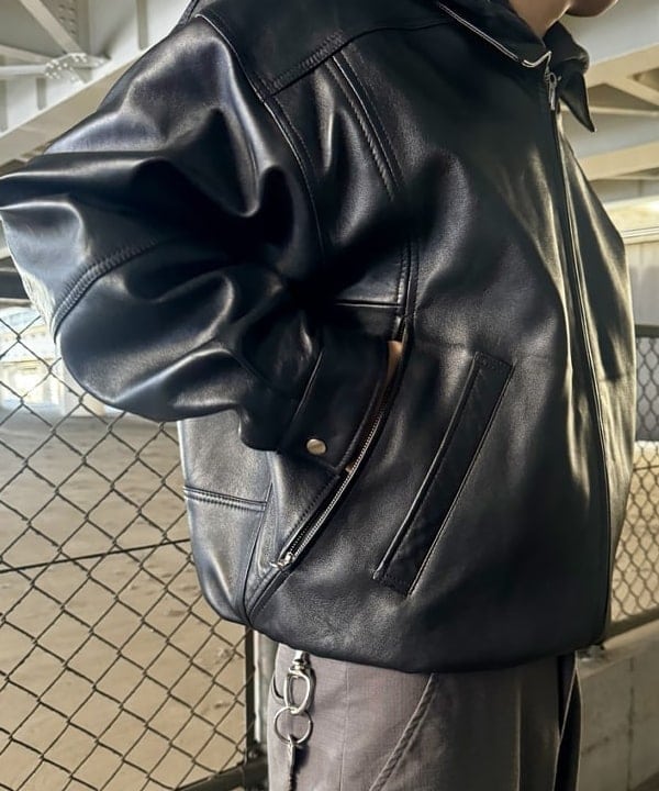 川崎 駿希さんの「BEAMS WOMEN｜ワイドフィット 4ポケット レザー ブルゾン」を使ったコーディネート