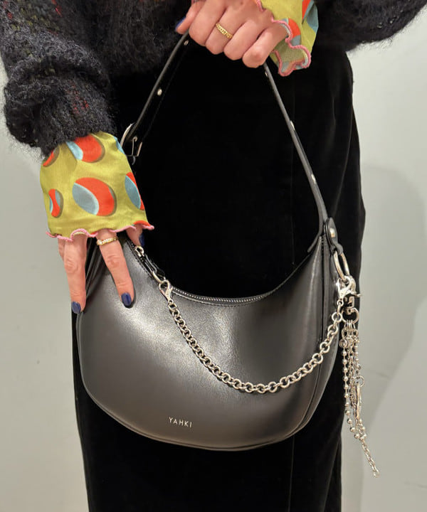 吉田 花さんの「BEAMS WOMEN｜【別注】YAHKI × HYPNOTIZE / Crescent Bag」を使ったコーディネート