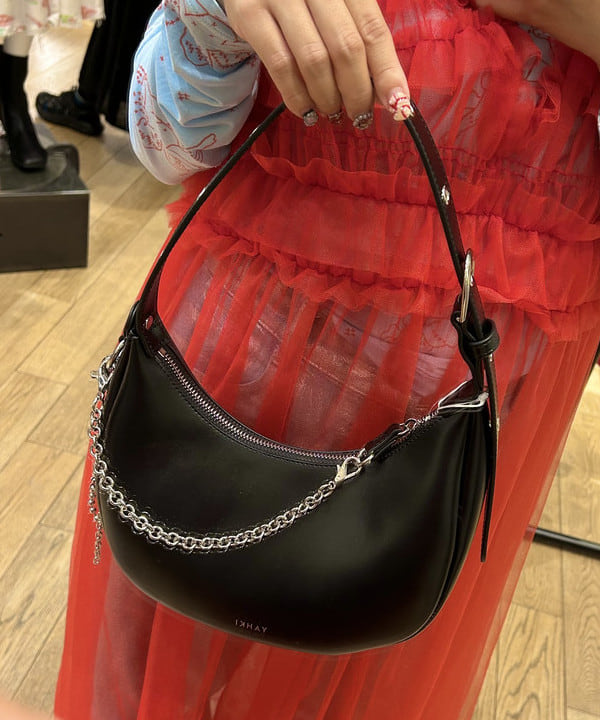 オカベ　アヤカさんの「BEAMS WOMEN｜【別注】YAHKI × HYPNOTIZE / Crescent Bag」を使ったコーディネート