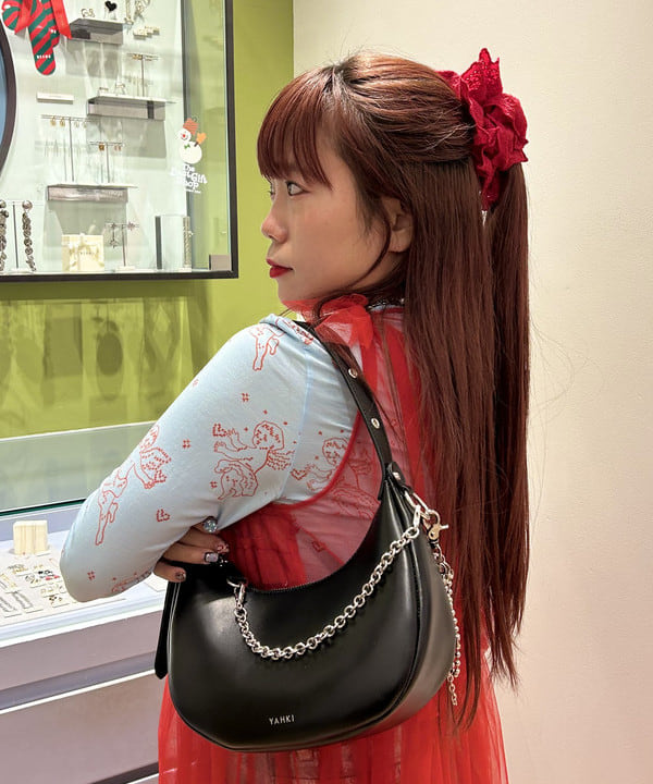オカベ　アヤカさんの「BEAMS WOMEN｜【別注】YAHKI × HYPNOTIZE / Crescent Bag」を使ったコーディネート