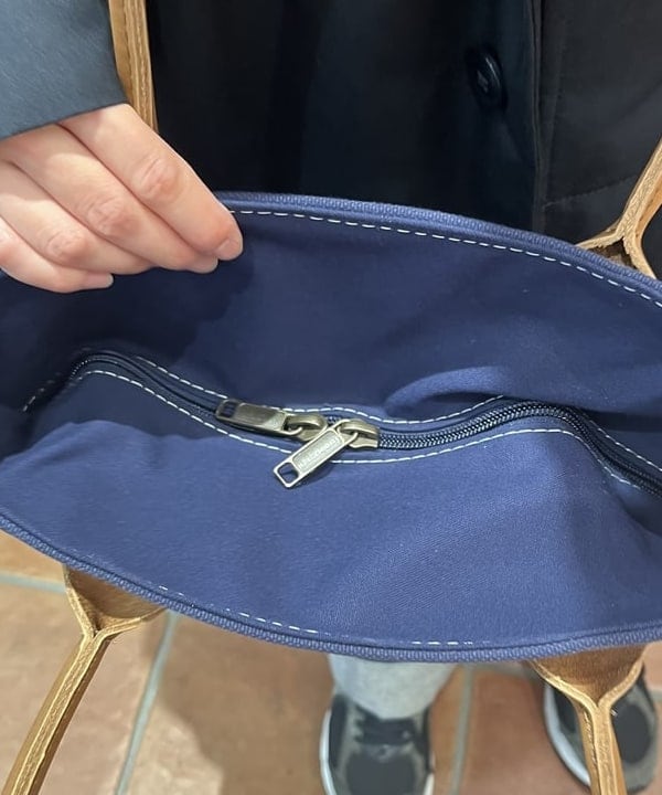 たぐみさんの「BEAMS WOMEN｜【別注】L.L.Bean / Deep Bottom Leather Handle Zip Tote S」を使ったコーディネート