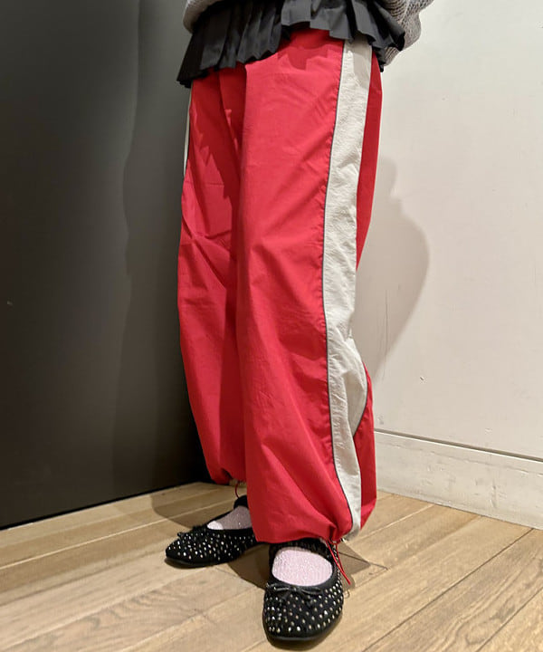 早川 萌子さんの「BEAMS WOMEN｜THE BOOKSTORE / 別注 ハンド ロゴ セーター 24AW」を使ったコーディネート