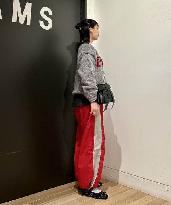 早川 萌子さんの「BEAMS WOMEN｜THE BOOKSTORE / 別注 ハンド ロゴ セーター 24AW」を使ったコーディネート