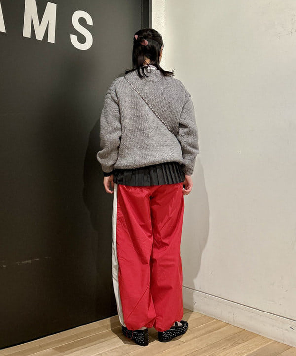 早川 萌子さんの「BEAMS WOMEN｜THE BOOKSTORE / 別注 ハンド ロゴ セーター 24AW」を使ったコーディネート