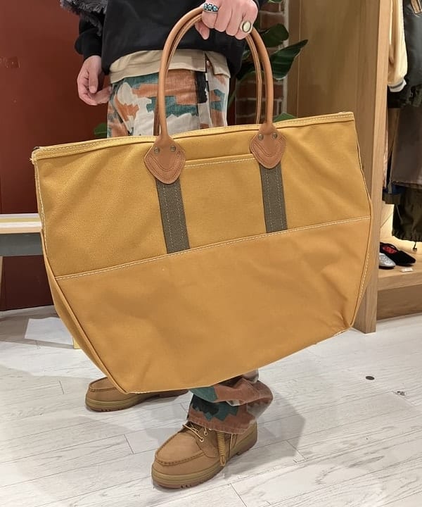 ディクソン 太陽さんの「BEAMS WOMEN｜L.L.Bean / 別注 Deep Bottom Leather Handle Zip Tote L」を使ったコーディネート