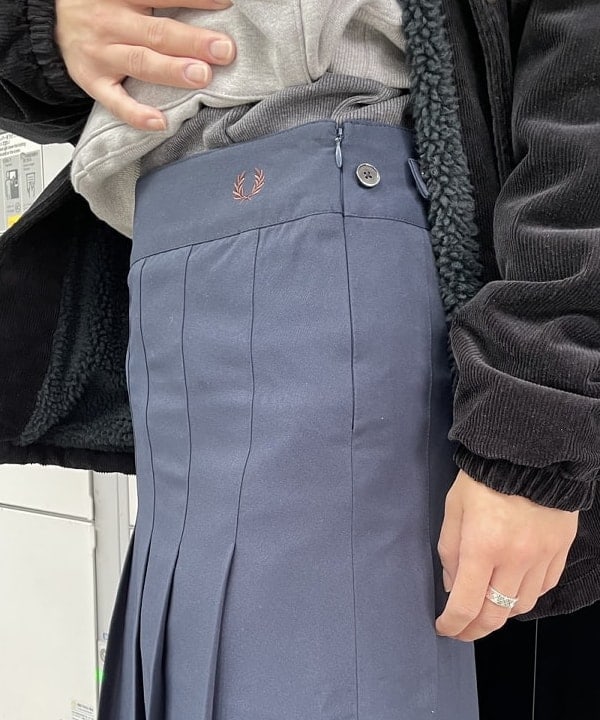 マツミヤさんの「BEAMS WOMEN｜【別注】FRED PERRY / Pleated Skirt」を使ったコーディネート