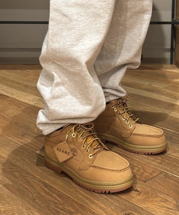三宅 康平さんの「BEAMS WOMEN｜【別注】Timberland / HERITAGE GORE-TEX（R）MOC TOE MIDDLE WHEAT NUBUCK」を使ったコーディネート