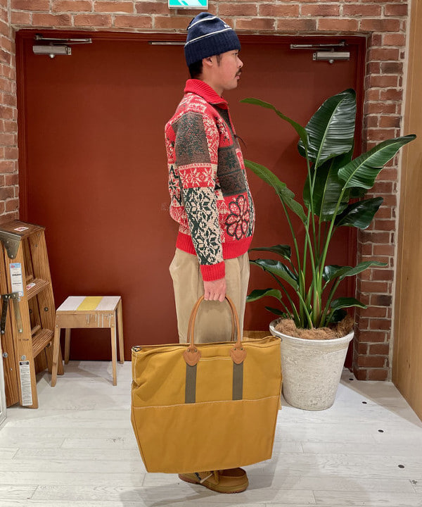 佐藤 優さんの「BEAMS WOMEN｜L.L.Bean / 別注 Deep Bottom Leather Handle Zip Tote XL」を使ったコーディネート