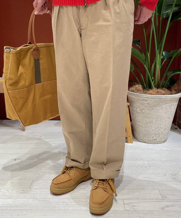 佐藤 優さんの「BEAMS WOMEN｜L.L.Bean / 別注 Deep Bottom Leather Handle Zip Tote XL」を使ったコーディネート