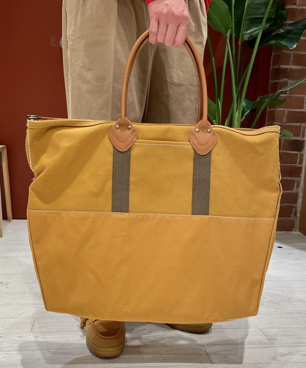 佐藤 優さんの「BEAMS WOMEN｜L.L.Bean / 別注 Deep Bottom Leather Handle Zip Tote XL」を使ったコーディネート