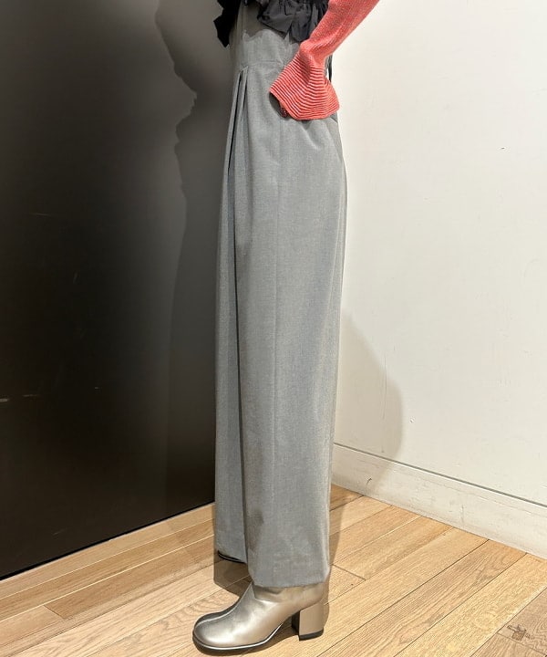 佐藤 亜美さんの「BEAMS WOMEN｜メランジ リブ フレアスリーブ ニット」を使ったコーディネート