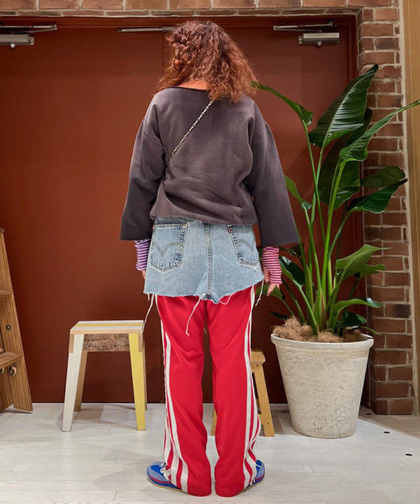 エノモト アミさんの「BEAMS WOMEN｜【別注】WAREHOUSE & CO. / カットオフ スウェット」を使ったコーディネート