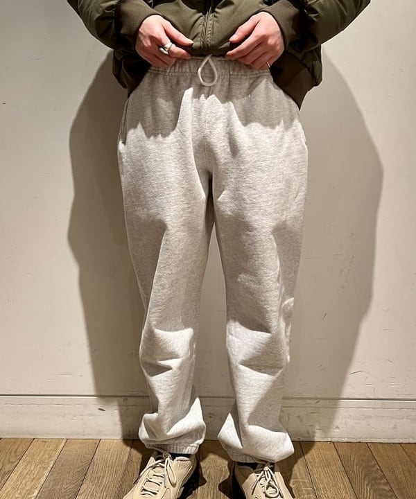 関澤 佑樹さんの「BEAMS WOMEN｜BEAMS / テーパード スウェット パンツ」を使ったコーディネート