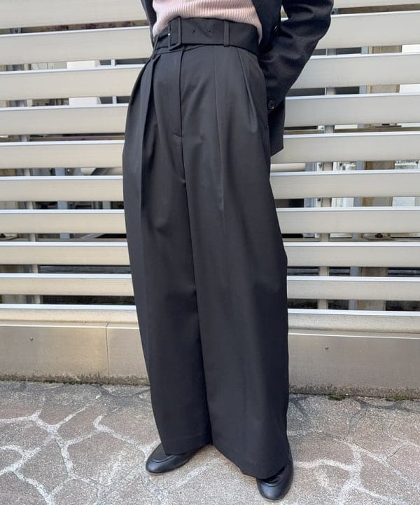YUIさんの「BEAMS WOMEN｜バックル 2タック ワイドパンツ」を使ったコーディネート