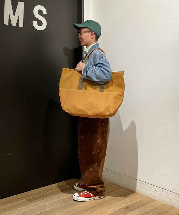 土田 達也さんの「BEAMS WOMEN｜L.L.Bean / 別注 Deep Bottom Leather Handle Zip Tote L」を使ったコーディネート