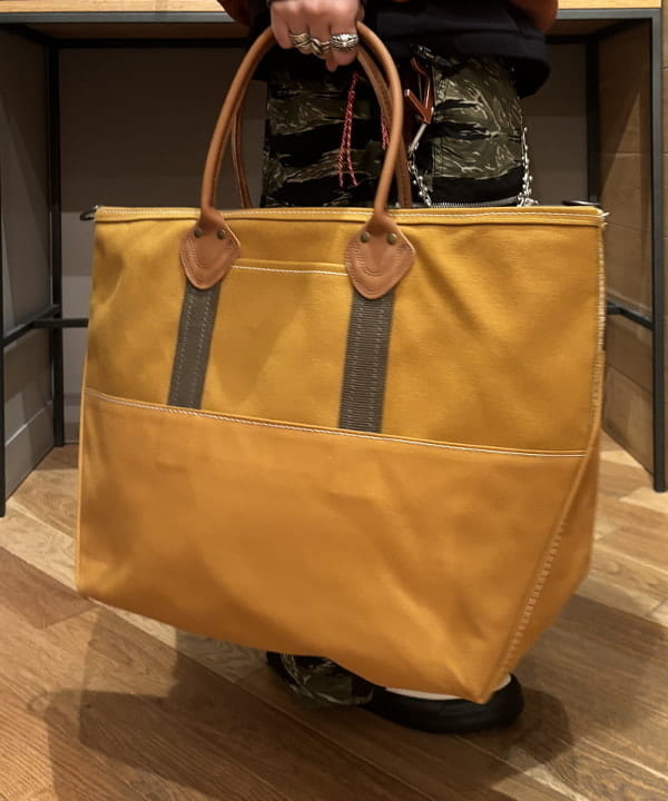 三宅 康平さんの「BEAMS WOMEN｜L.L.Bean / 別注 Deep Bottom Leather Handle Zip Tote L」を使ったコーディネート
