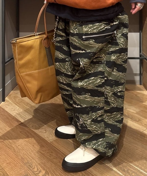 三宅 康平さんの「BEAMS WOMEN｜L.L.Bean / 別注 Deep Bottom Leather Handle Zip Tote L」を使ったコーディネート