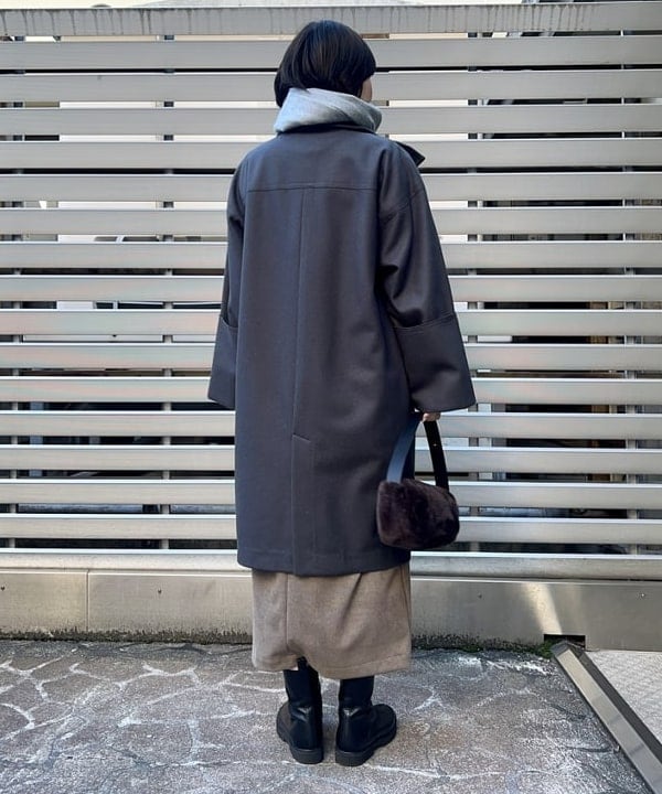 岡 妃呂美さんの「BEAMS WOMEN｜ミニ フェイクファー バッグ」を使ったコーディネート