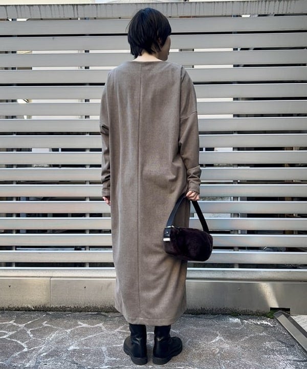 岡 妃呂美さんの「BEAMS WOMEN｜ミニ フェイクファー バッグ」を使ったコーディネート