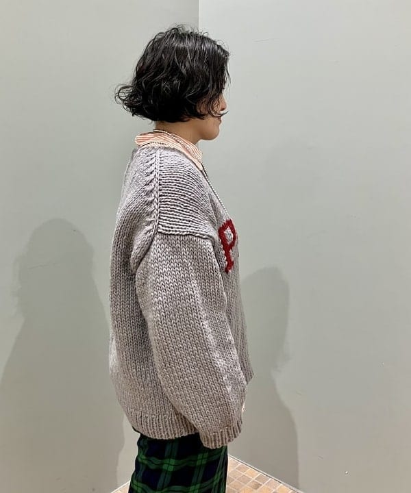 坂本 有佳子さんの「BEAMS WOMEN｜THE BOOKSTORE / 別注 ハンド ロゴ セーター 24AW」を使ったコーディネート