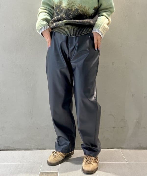 ナツハさんの「BEAMS WOMEN｜maturely / フェイクレザー フック イージーパンツ」を使ったコーディネート